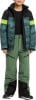 Junge in grüner Skihose und Jacke mit Print und Neongelb-Streifen.