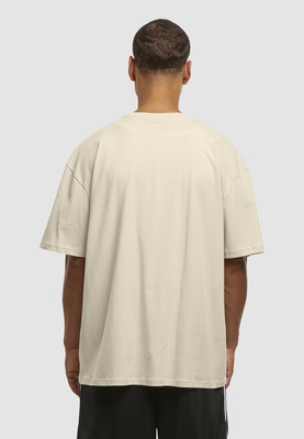 Rückansicht eines Mannes in einem cremefarbenen kurzärmeligen T-Shirt.