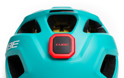 Rückseite eines türkisfarbenen Fahrradhelms mit rotem Detail und CUBE-Logo.