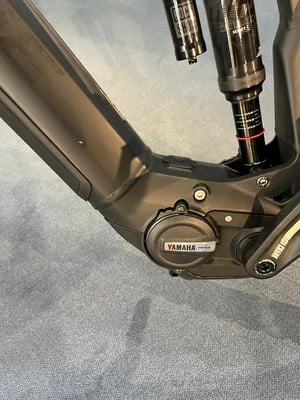 Detail eines Yamaha E-Bikes mit RockShox Dämpfer und Kurbel Detail eines Yamaha E-Bikes mit RockShox Dämpfer und Kurbel