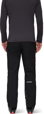 Rückansicht eines Mannes in schwarzer Outdoor-Hose und dunklem Pullover.