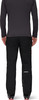 Rückansicht eines Mannes in schwarzer Outdoor-Hose und dunklem Pullover.