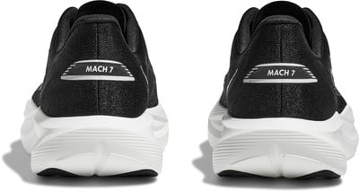 Schwarze Laufschuhe mit weißer Sohle und MACH 7 Schriftzug an der Ferse. Schwarze Laufschuhe mit weißer Sohle und MACH 7 Schriftzug an der Ferse.