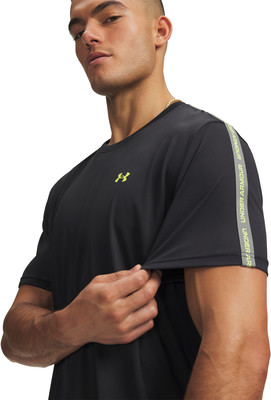 Mann in schwarzem T-Shirt mit Under Armour Logo und Ärmelstreifen. Mann in schwarzem T-Shirt mit Under Armour Logo und Ärmelstreifen.