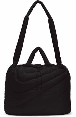 Schwarze gesteppte Tasche mit verstellbarem Riemen und Henkeln.