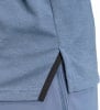 Detail eines blauen T-Shirts mit seitlichem Schlitz und schwarzer Einfassung.