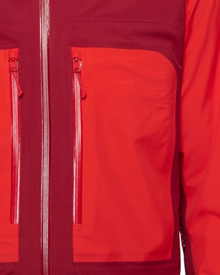 Eine rote Jacke mit zwei Reißverschlüssen und seitlichen Taschen. Eine rote Jacke mit zwei Reißverschlüssen und seitlichen Taschen.