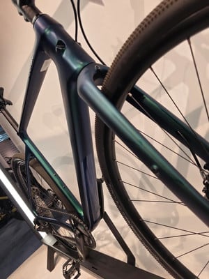 Detail eines modernen Fahrradrahmens und Rads mit Metallic-Lackierung. Detail eines modernen Fahrradrahmens und Rads mit Metallic-Lackierung.