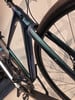 Detail eines modernen Fahrradrahmens und Rads mit Metallic-Lackierung.