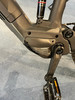 Detail eines E-Bike-Rahmens mit Dämpfer und Shimano-Kurbel.