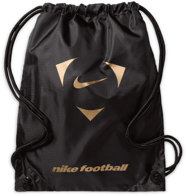 Schwarze Nike Football Tasche mit goldenem Logo und Kordelzug.