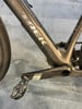 Detail eines Trek Fahrradrahmens mit Kurbel und Pedal.
