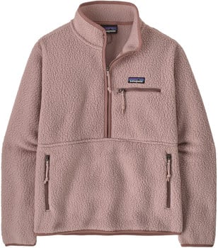 Eine rosafarbene Patagonia Fleecejacke mit halbem Reißverschluss und Taschen.