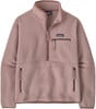Eine rosafarbene Patagonia Fleecejacke mit halbem Reißverschluss und Taschen.