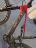 Detail eines E-Mountainbikes mit Federung und Pedalen.