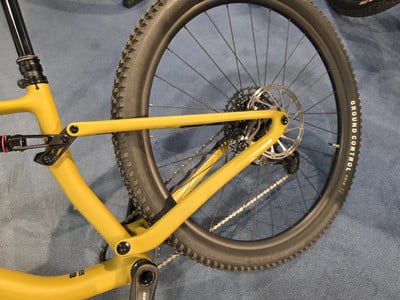 Gelber Mountainbike-Rahmen mit Dämpfer und Hinterrad. Gelber Mountainbike-Rahmen mit Dämpfer und Hinterrad.
