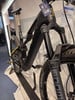 Schwarzes E-Bike mit Federung und Preisschild für 420 EUR.