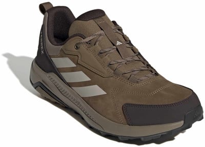 Hnědá outdoorová obuv Adidas Terrex se šedými pruhy a tmavou špičkou. Hnědá outdoorová obuv Adidas Terrex se šedými pruhy a tmavou špičkou.