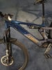 Ein blaues Trek E-Mountainbike mit Federung und Scheibenbremsen.