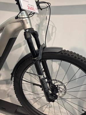 Vorderseite eines E-Bikes mit Federgabel und Scheibenbremse. Vorderseite eines E-Bikes mit Federgabel und Scheibenbremse.