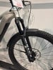 Vorderseite eines E-Bikes mit Federgabel und Scheibenbremse.