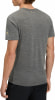 Rückansicht eines Mannes in einem grauen T-Shirt mit Logo am Ärmel.