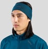Ein Mann trägt ein blaues Stirnband und eine Jacke mit Odlo-Logo.