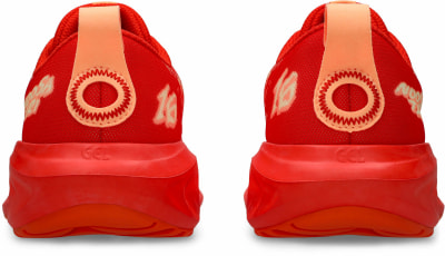 Rote Schuhe mit orangefarbenem Detail und GEL-Logo an der Ferse.
