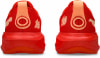 Rote Schuhe mit orangefarbenem Detail und GEL-Logo an der Ferse.