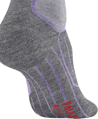 Grauer Socken mit lila Streifen und Logo auf dem Spann. Grauer Socken mit lila Streifen und Logo auf dem Spann.