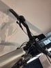 Lenkerdetail eines E-Bikes mit Display und Bedienelementen in Grau.