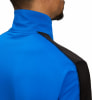 Blaue Jacke mit schwarzen Details an den Schultern und hohem Kragen.