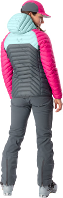Eine Frau in Skibekleidung mit einer pinken Jacke und grauer Hose. Eine Frau in Skibekleidung mit einer pinken Jacke und grauer Hose.