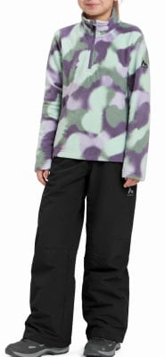 Das Mädchen trägt einen Fleecemantel mit Camouflage-Muster und schwarze Hose. Das Mädchen trägt einen Fleecemantel mit Camouflage-Muster und schwarze Hose.