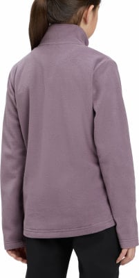 Rückansicht eines Mädchens in einer lila Fleecejacke mit Stehkragen.