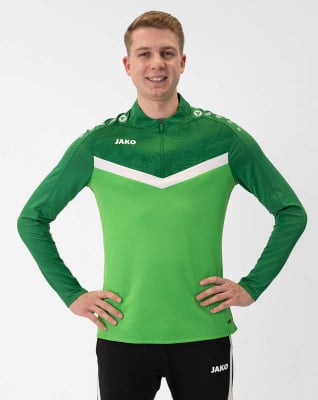Ein Mann in einem grünen Pullover mit weißem Streifen und JAKO-Logo. Ein Mann in einem grünen Pullover mit weißem Streifen und JAKO-Logo.
