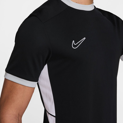 Schwarzes Nike Fußballtrikot mit weißem Logo und grauen Details.