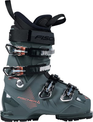 Ein grauer Fischer-Skischuh mit orangefarbenen Details und Schnallen. Ein grauer Fischer-Skischuh mit orangefarbenen Details und Schnallen.