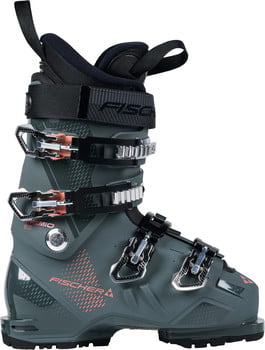 Ein grauer Fischer-Skischuh mit orangefarbenen Details und Schnallen.