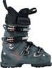 Ein grauer Fischer-Skischuh mit orangefarbenen Details und Schnallen.