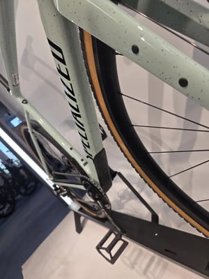 Detail eines Specialized Fahrradrahmens mit schwarzer Schrift und hellgrüner Farbe. Detail eines Specialized Fahrradrahmens mit schwarzer Schrift und hellgrüner Farbe.