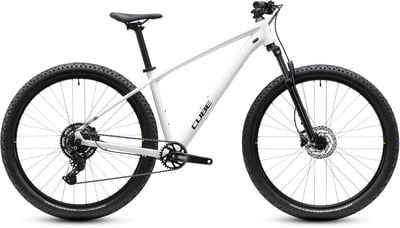 Weißes Cube Mountainbike mit Federung und Scheibenbremsen.