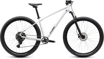 Weißes Cube Mountainbike mit Federung und Scheibenbremsen.