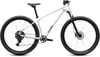 Weißes Cube Mountainbike mit Federung und Scheibenbremsen.