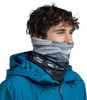 Mann in blauer Jacke und einem Multifunktionstuch mit Bergmotiv.
