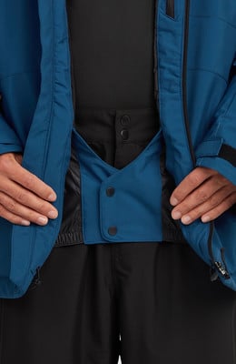 Detail einer Jacke mit Druckknöpfen und elastischem Bund.