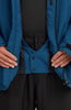 Detail einer Jacke mit Druckknöpfen und elastischem Bund.
