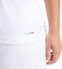 Detail eines weißen T-Shirts mit ClimaCool-Logo am Ärmel.