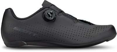 Schwarzer Scott Radschuh mit BOA-System und perforiertem Obermaterial. Schwarzer Scott Radschuh mit BOA-System und perforiertem Obermaterial.