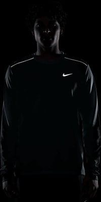 Mann in einem schwarzen Langarmshirt mit Nike-Logo. Mann in einem schwarzen Langarmshirt mit Nike-Logo.
